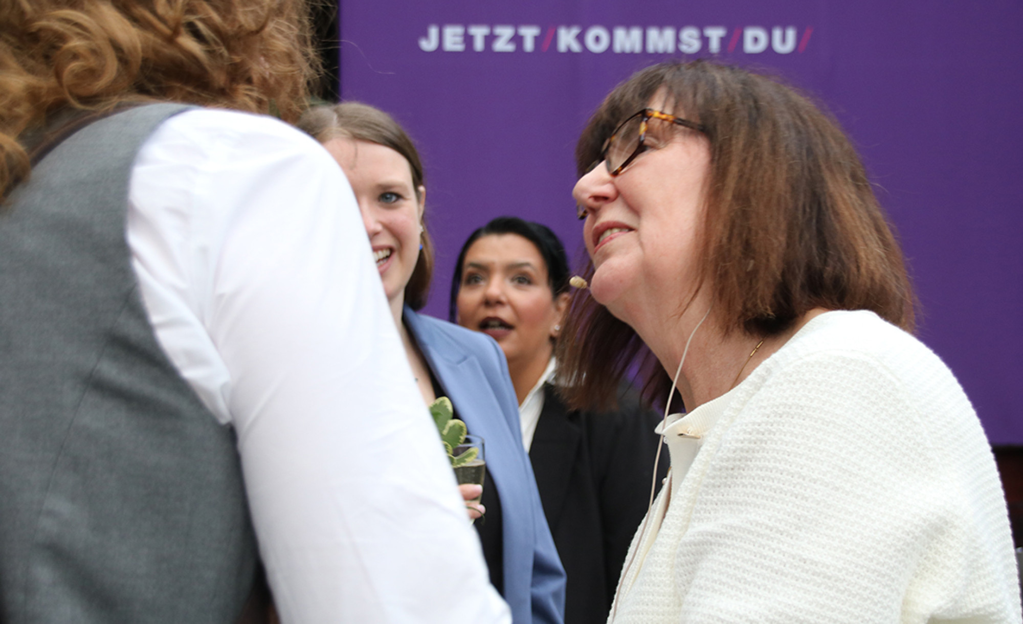 Karin Hester mit Weggefährtinnen