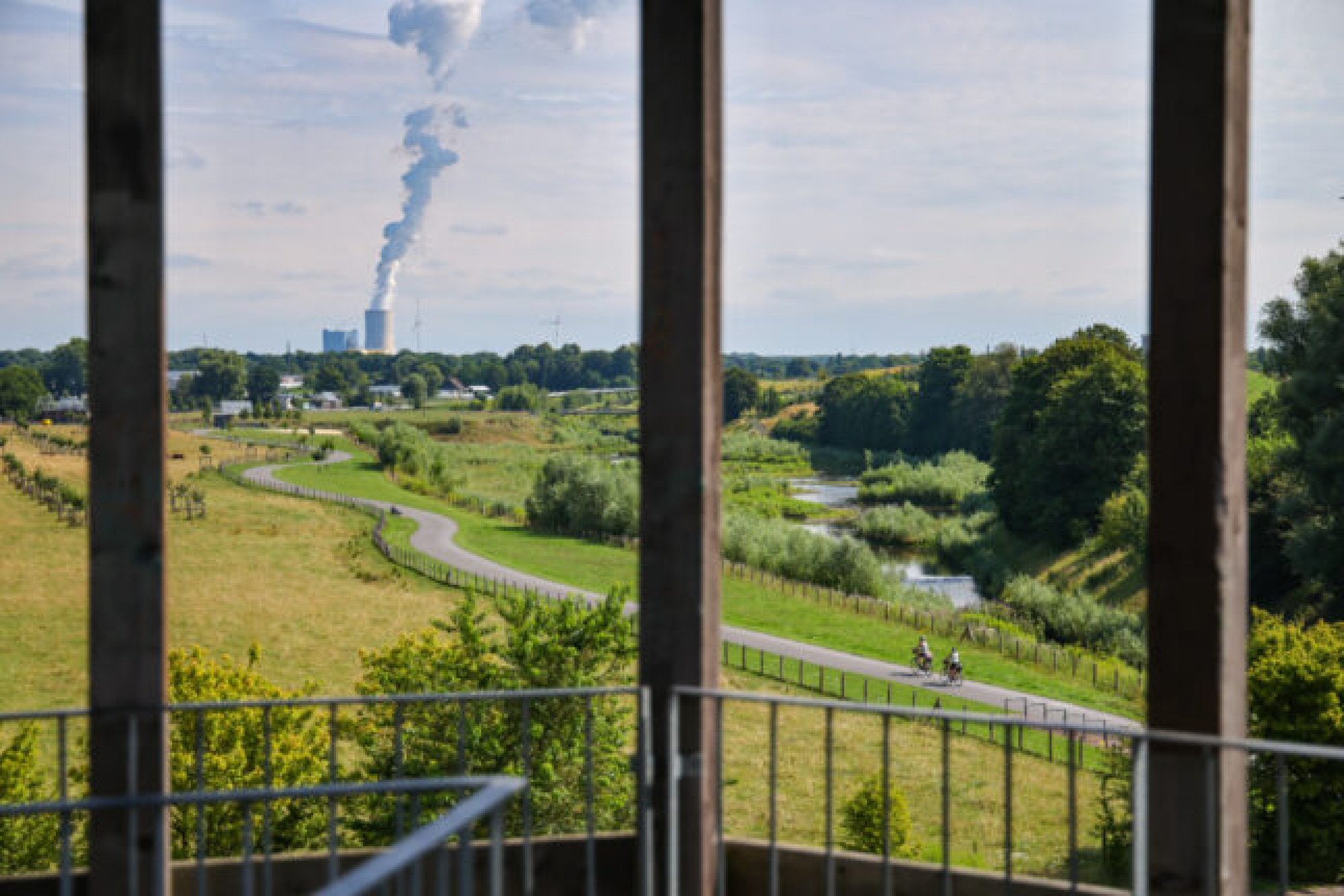 18.07.2025, Recklinghausen / Castrop-Rauxel. Tadashi Kawamatas Emscherkunst-Werk „Walkway and Tower“. Der von den Bürgerinnen und Bürgern auch schlicht „Kawamata-Turm“ genannte Aussichtspunkt steht in Recklinghausen unmittelbar an der Grenze zu Castrop-Rauxel. Ganz in Sichtweite des Natur- und Wasser-Erlebnis-Parks „Emscherland“ und der spektakulären Brückenkonstruktion „Sprung über die Emscher“ gelegen ist Tadashi Kawamatas Beitrag zur Emscherkunst-Ausstellung 2010 eine der vielen Sehenswürdigkeiten entlang der Emscher-Promenade und des Emscherkunstweges.